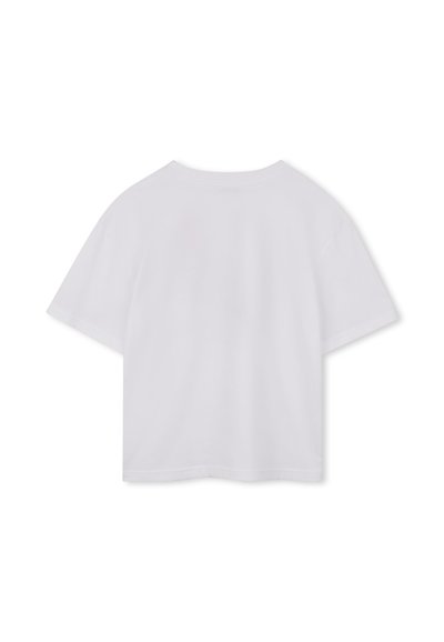 Hvid t-shirt med korte ærmer, afslappet pasform, rund halsudskæring og glat bomuldstekstur. Ingen bemærkelsesværdige mønstre eller accenter synlige.