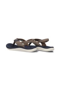 Bruine en marineblauwe flip-flops met een gestructureerde zool, contrasterende banden en witte accenten. Ontworpen voor lichtgewicht comfort en flexibiliteit.