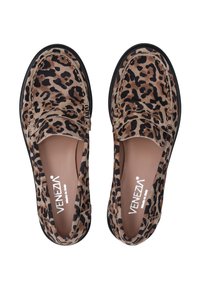 Loafer mit Leopardenmuster aus weichem Wildleder und schwarzer Gummisohle, mit einer abgerundeten Zehe und doppelten Obernähten.