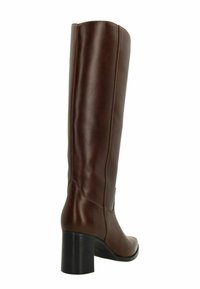 Botte en cuir marron, hauteur genou, avec un bout carré et un talon épais. Présente une texture lisse et un subtil détail de couture sur les côtés.