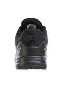 Svarta sportskor med ett strukturerat mesh-övre, vadderad krage och en robust gummisula med ett geometriskt mönster på hälen.