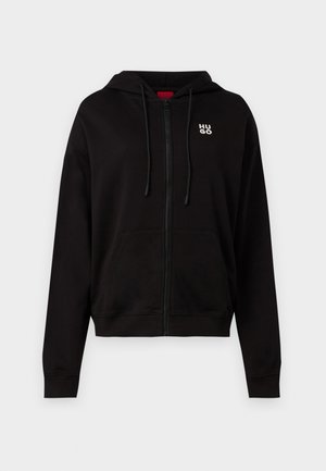 Sweatshirt preta com fecho zíper, feita de material suave, com capuz ajustável por cordão, bolsos frontais e um logo branco no lado esquerdo do peito.