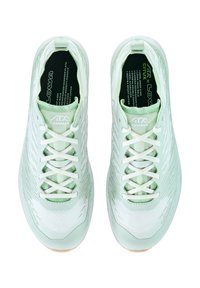 Sneakers verde chiaro con tomaia in mesh testurizzato, lacci bianchi e accenti di design sottili. Suola in gomma con un motivo di battistrada minimale per una buona aderenza.