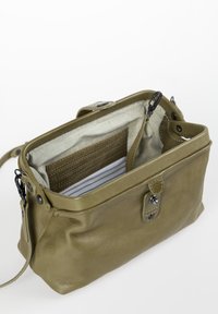 Borsa a tracolla in pelle verde oliva con superficie texture, compartimento con zip e fodera in tessuto a righe. Presenta diversi slot per carte e una tracolla.