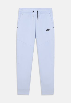 Pantalones de chándal azul claro hechos de un material suave. Cuenta con una cintura con cordón, acentos negros, bolsillos laterales y un diseño de costura diagonal.