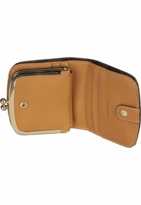 Portafoglio in pelle tan con chiusura dorata, dotato di una sezione interna per monete, numerosi scomparti per carte e dettagli di cucitura ben visibili.