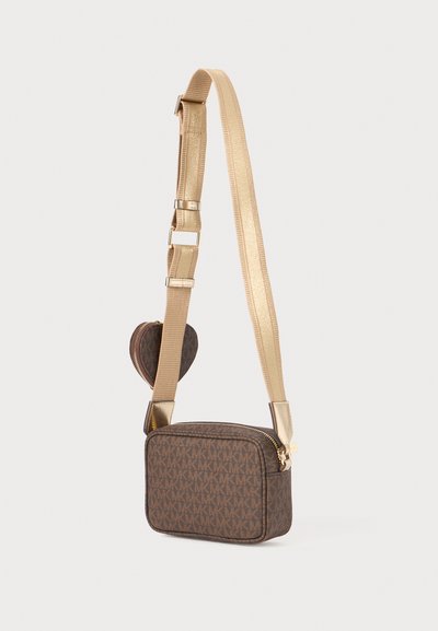Sac bandoulière monogrammé marron avec une sangle ajustable dorée, de forme rectangulaire, avec des finitions dorées et un petit accent en forme de cœur.