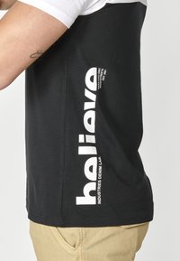 Koroshi SHORT SLEEVE  - Trükipildiga T-särk - blanco white