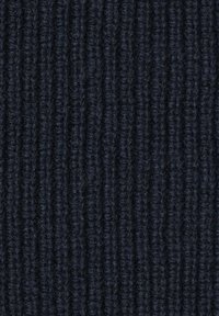 Dunkelblaues, geripptes Strickmaterial mit einer strukturierten Oberfläche. Das Muster besteht aus vertikalen Linien, die ein strukturiertes Aussehen verleihen.