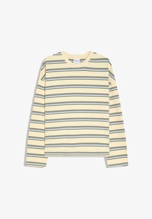 Crèmekleurig shirt met lange mouwen, dunne zwarte en blauwe horizontale strepen, ronde halslijn en een normale pasvorm, plat uitgespreid op een witte achtergrond.