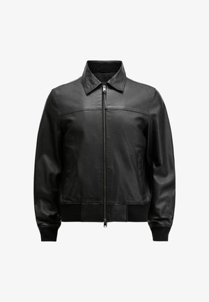 Czarna skórzana kurtka bomberka z zamkiem z przodu, kołnierzykiem, prążkowanymi mankietami i dolnym brzegiem oraz dwiema kieszeniami po bokach. Gładka tekstura, minimalistyczny design.