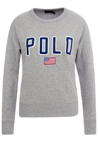 Grå långärmad sweatshirt med "POLO" i blå bokstäver och en liten amerikansk flagga broderad under texten.