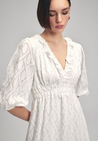 adL RUFFLED NECK - Freizeitkleid - white