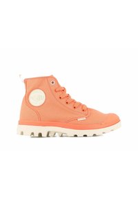 Pomarańczowe wysokie buty kanvasowe z beżową gumową podeszwą, okrągłym czubkiem i metalowymi oczkami; mają naszywkę z logo po boku oraz teksturowaną cholewkę.