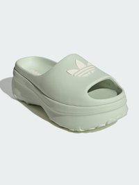 Chinelas de plataforma verde menta com um design de biqueira aberta, feitas de material suave, apresentando um logótipo subtil e uma sola texturizada para aderência.