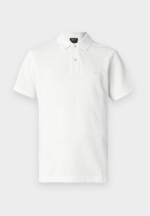 Tricou polo alb cu mâneci scurte, guler și două nasturi, croială obișnuită, logo mic în relief pe partea stângă a pieptului.