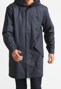 Granatowa wodoodporna kurtka z kapturem, z przednim zamkiem błyskawicznym, dwoma bocznymi kieszeniami oraz gładką, błyszczącą fakturą.