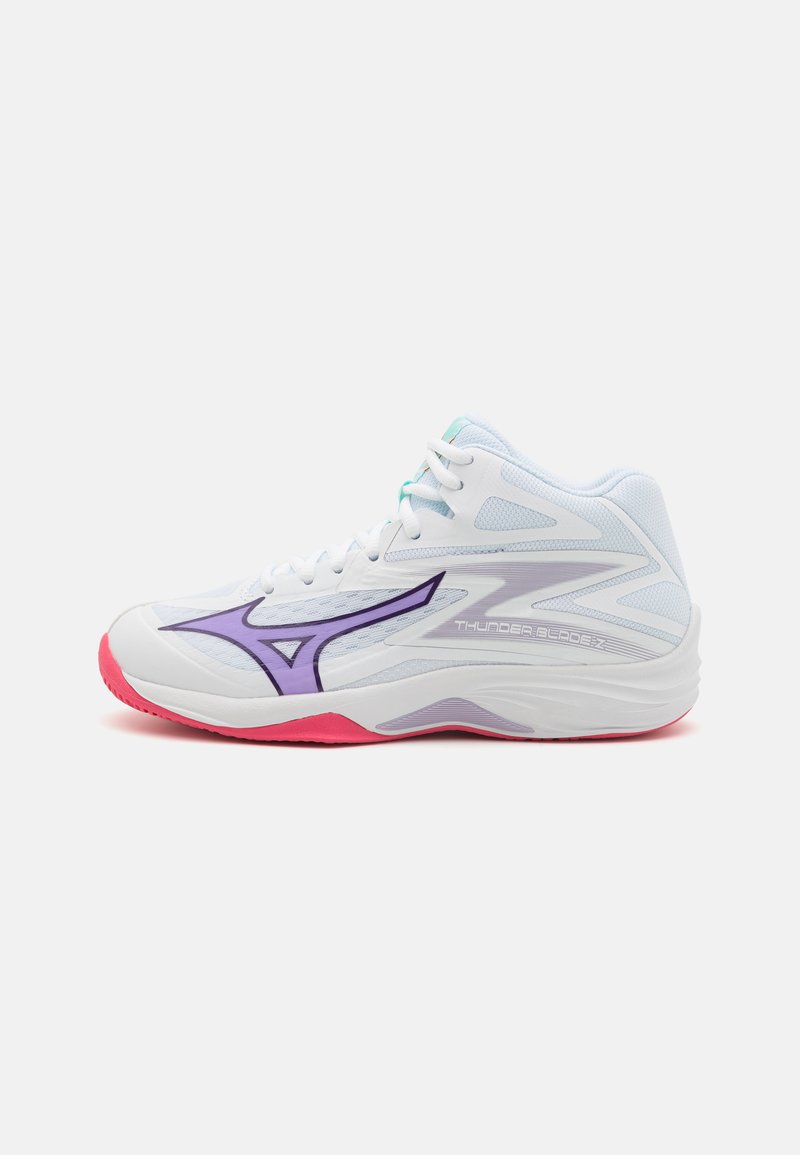 Sapato atlético branco com detalhes em roxo, sola rosa e parte superior em malha para respirabilidade. Apresenta um logótipo proeminente e um design de sola almofadada.