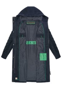 Marine-blauwe jas met een rits aan de voorkant, textuur gebreide mouwen en groene accenten aan de binnenkant. Bevat twee binnenzakken met rits en verschillende labels.