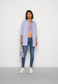 ONLY ONLCORAL LIFE BOX - Vaqueros pitillo - dark medium blue denim