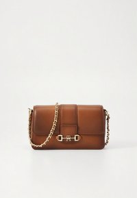 Καφέ δερμάτινη τσάντα χειρός με χρυσό λουρί αλυσίδας, ορθογώνιο σχήμα, κλείσιμο με καπάκι στο μπροστινό μέρος με λεπτομέρεια λογότυπου και λείο υφή χωρίς ορατά σχέδια.