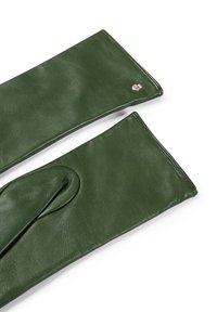 Grüne Lederhandschuhe mit glatter Textur, ausgestattet mit einem kurzen Bündchen und Öffnungen für die Finger, akzentuiert mit einem kleinen silbernen Logodetail.