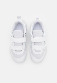 Baskets blanches en matériaux synthétiques et en maille, dotées de deux bandes Velcro, de cols rembourrés et de semelles texturées pour une meilleure adhérence.