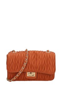 Borsa a tracolla arancione trapuntata realizzata in materiale sintetico, con una tracolla in catena dorata e una chiusura rettangolare dorata, caratterizzata da un design testurizzato.
