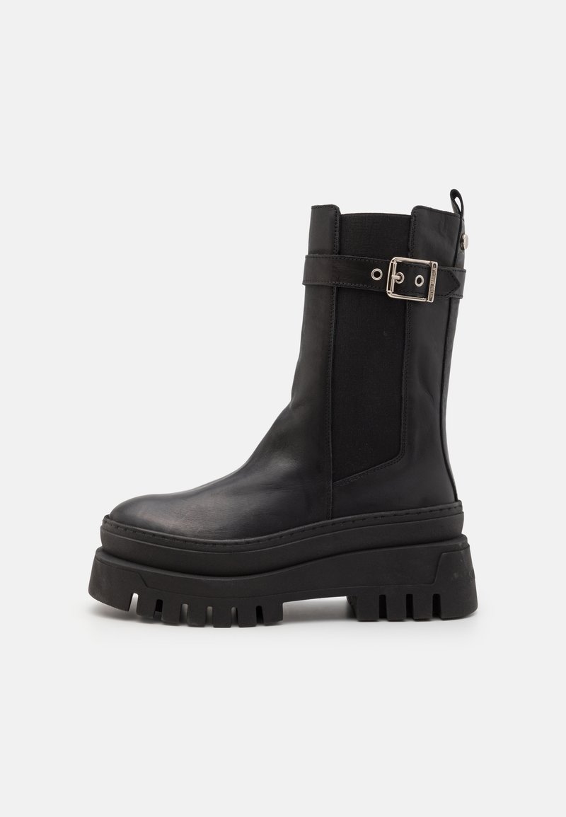 Bottines noires avec une semelle en caoutchouc épaisse, tige en cuir, panneaux latéraux élastiques et une bride décorative avec boucle.