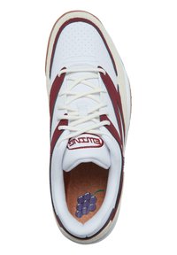 Fehér tornacipő bordó díszítéssel, perforált felsőrésszel és bézs középtalppal. A talpbetéten és a fűzőkön szőlőmintás díszítés található.