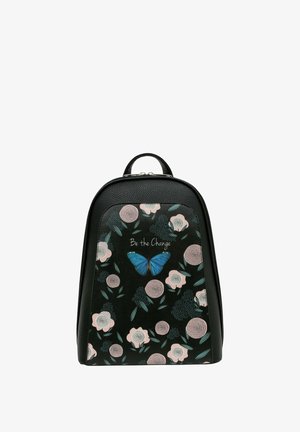 Schwarzer Rucksack mit strukturierter Oberfläche, mit floralen Mustern und einem blauen Schmetterling, mit dem Text "Sei die Veränderung" auf der Vorderseite.