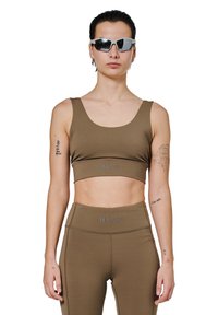 Brun aktivtøjssæt bestående af en crop top og højtaljede leggings. Glat tekstur, minimale sømme, og "HALO" logo på taljen.