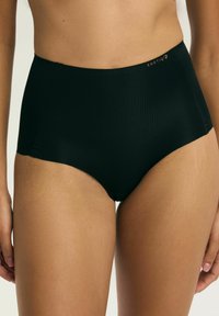 Schwarze High-Waist-Slips aus geripptem Stoff. Verfügen über eine glatte Textur und ein dezentes Logo-Detail am Bund.