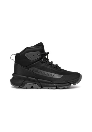 Bottes de randonnée mid-cut noires avec un dessus en tissu texturé, une semelle en caoutchouc et un orteil renforcé. Marquage "AMHIBIOX" sur le côté.