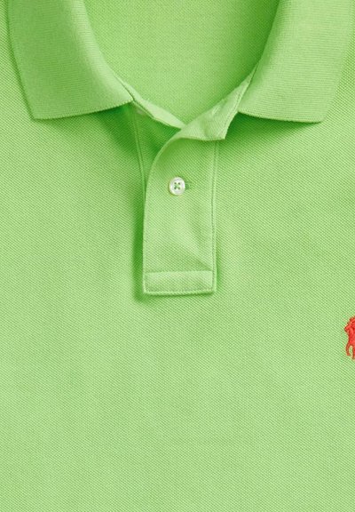 Polo shirt verde chiaro con colletto e un piccolo logo rosso di un cavallo sul lato sinistro, caratterizzato da due bottoni vicino al collo.