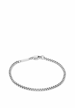 Sølv boks kæde armbånd med hummerlås på hvid baggrund.