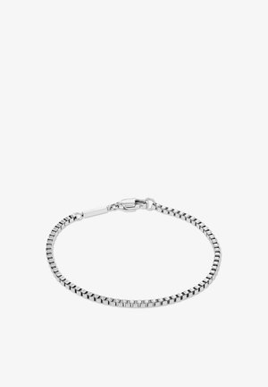 Sølv boks kæde armbånd med hummerlås på hvid baggrund.