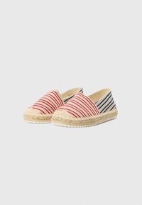 Røde og blå stripete espadriller med jute såle, med rund tå og elastisk slip-on design. Mykt tekstiloverdel, lett.