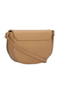 Borsa a tracolla beige realizzata in materiale testurizzato, caratterizzata da una forma curva, chiusura a patta e una lunga tracolla regolabile.