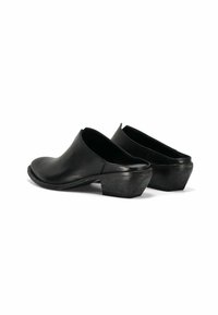 Mule in pelle nera con punta arrotondata e tacco basso e squadrato. Presenta una superficie liscia e un design slip-on, ideale per una facile vestibilità.