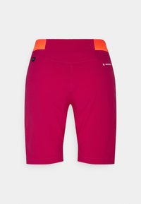 Magenta shorts med en orange texturerad midjeband. Har en subtil logga på baksidan och en skräddarsydd passform. Slät tygfinish.
