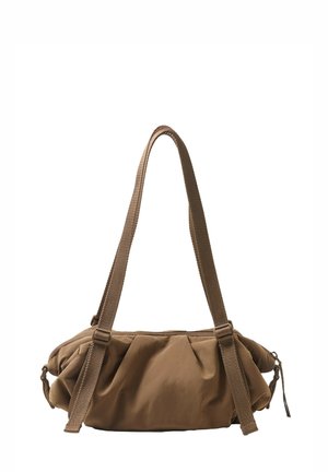 Sac d'épaule en tissu marron avec côtés froncés et longues bretelles réglables suspendu sur fond blanc.
