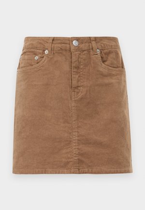 Smeđi kordura suknja ravnog kroja, s dizajnom od pet džepova i metalnim zatvaranjem na dugme. Glatka tekstura i suptilno rebrasti uzorak.