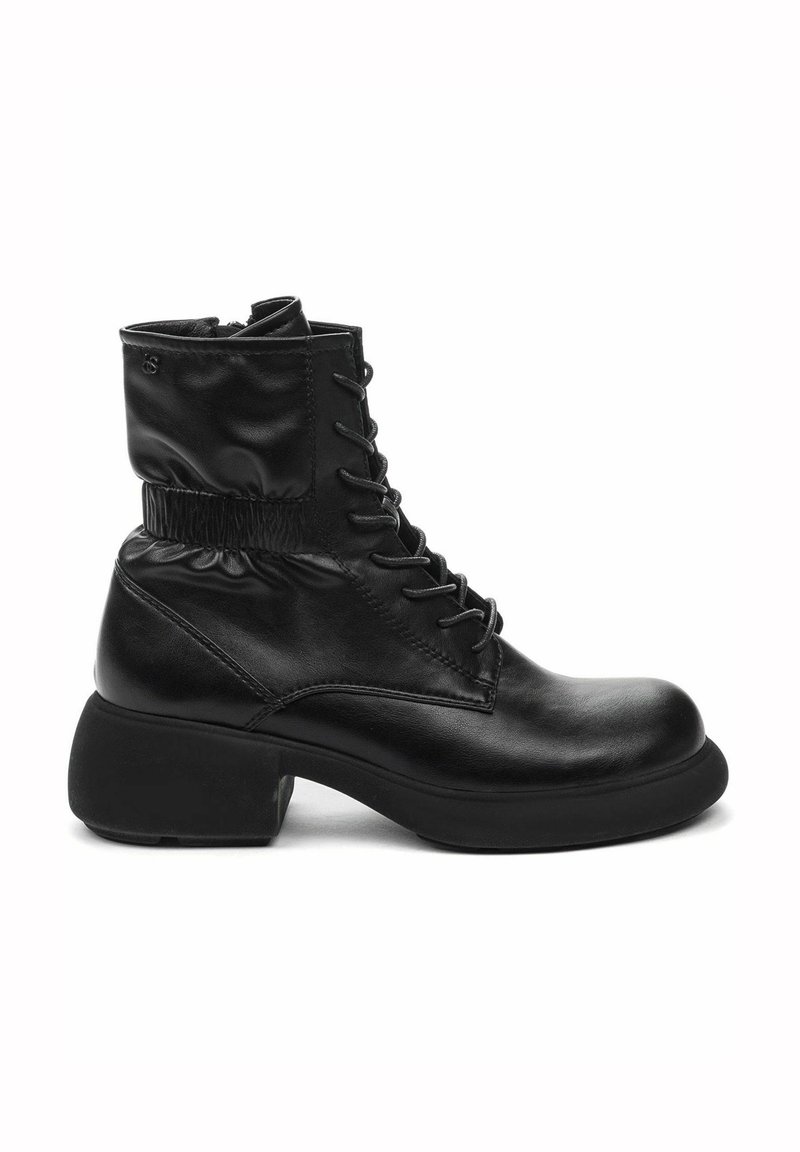 Botas de cuero negras hasta el tobillo con punta redonda, cordones en la parte delantera y un puño texturizado. El tacón grueso aporta estabilidad y una silueta distintiva.
