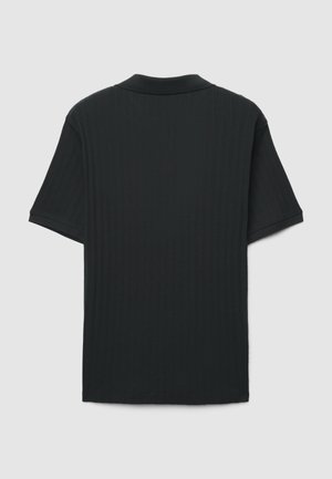 Polo a maniche corte di colore nero, caratterizzata da una texture a costine e un colletto classico, con orlo dritto e senza chiusure visibili.