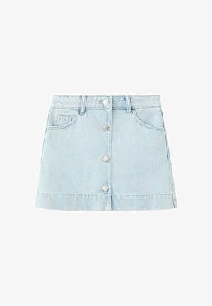 Lichtblauwe denim minirok met knoopsluiting aan de voorkant, riemlussen en twee steekzakken aan de voorkant.