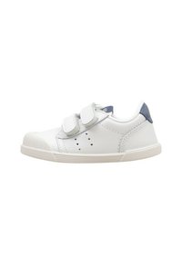 Zapatilla de piel blanca con detalles azules, dos correas ajustables de Velcro, punta redondeada y suela de goma texturizada. Pequeños orificios de ventilación en los laterales.