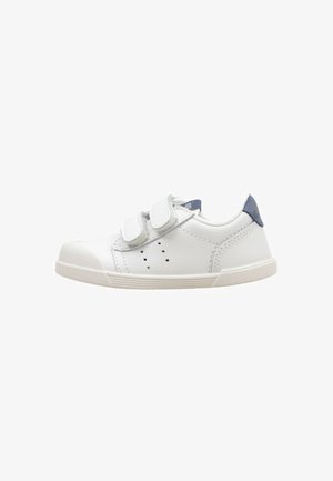Basket blanche en cuir avec des accents bleus, deux bandes Velcro ajustables, bout arrondi et semelle en caoutchouc texturée. Petits trous de ventilation sur les côtés.