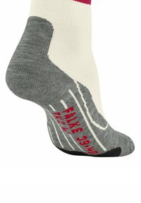 Calzino grigio e crema con tallone rinforzato, caratterizzato da testo rosso e modelli di presa testurizzati sulla suola. Accentuato da una fascia di colore uniforme sulla parte superiore.