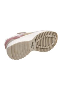 Sport schoenen in beige, roze en wit met een gestructureerde rubberen zool. Heeft een glad bovenwerk en patroonaccenten. Merk zichtbaar op de zool.